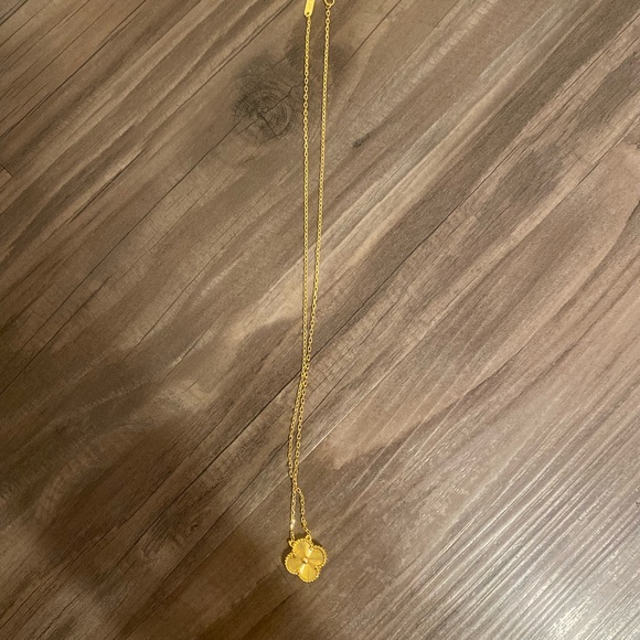 Elegant Gold Flower Pendant Necklace - Picture 1 of 3